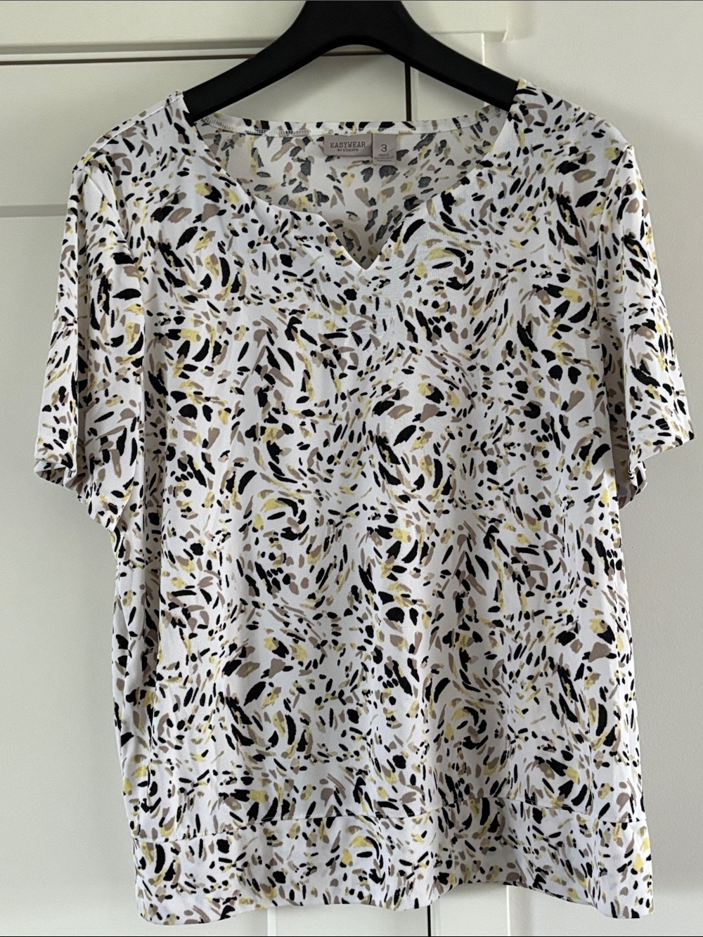 Easy wear by Chico’s White Short Sleeve V-Neck Top with Black, Tan & Gold Print